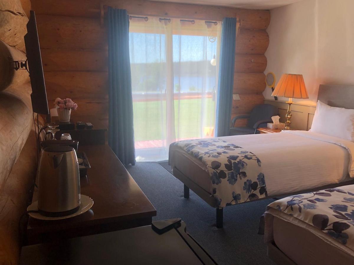 Cariboo Log Guest House Lac La Hache Exteriör bild