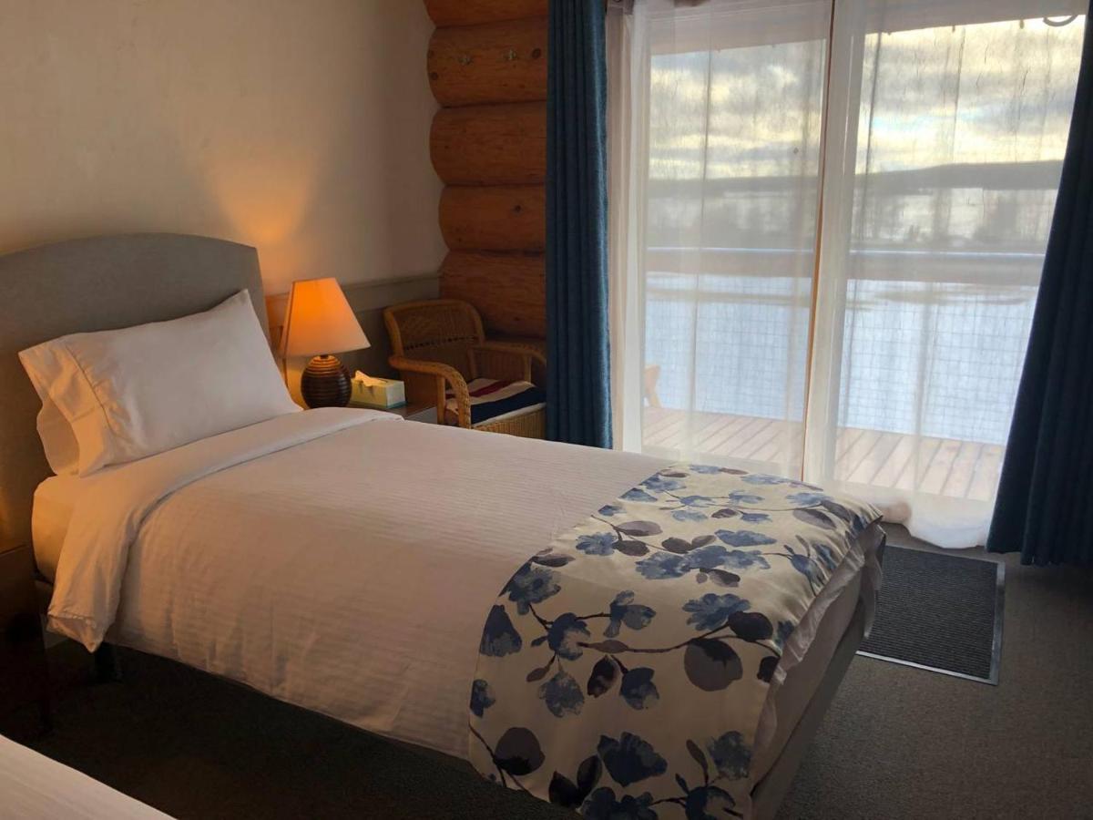 Cariboo Log Guest House Lac La Hache Exteriör bild