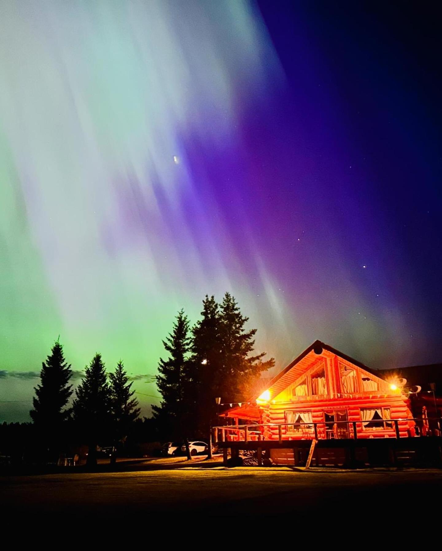 Cariboo Log Guest House Lac La Hache Exteriör bild